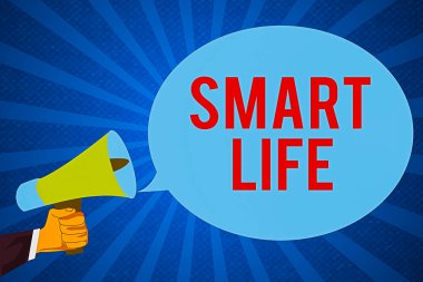 Sözcük yazma Akıllı Hayat. Yaşamı keyifli ve rahat hale getirmek için çalışan teknoloji konsepti Hu Analiz El Tutma Megafonu ve Güneş patlaması üzerine Boş Oval Konuşma Balonu.