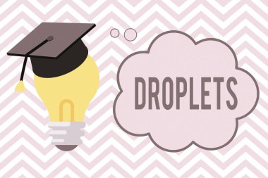 Damlacıkları gösteren bir not yazıyorum. Bir sıvının çok küçük bir damlasını gösteren iş fotoğrafı belli yerlerde bulunabilir. 3 boyutlu mezuniyet kapağı Bulut Düşüncesi Baloncuğu ile ampulün üzerinde dinleniyor..