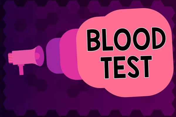 Píšu vzkaz s krevním testem. Podniková fotografie ukazuje extrahovaný vzorek krve z organismu k provedení laboratorní analýzy Megafon vycházející z obálky oznamující a mluvící. — Stock fotografie