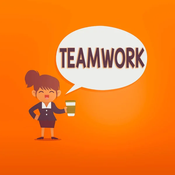 Handschrift tekst Teamwork. Concept betekent dat de groep s is gezamenlijke inspanning om een gemeenschappelijk doel te bereiken Vrouwelijke Hu analyse Dragen Uniform Holding a coffee To Go Cup and Speech Bubble. — Stockfoto