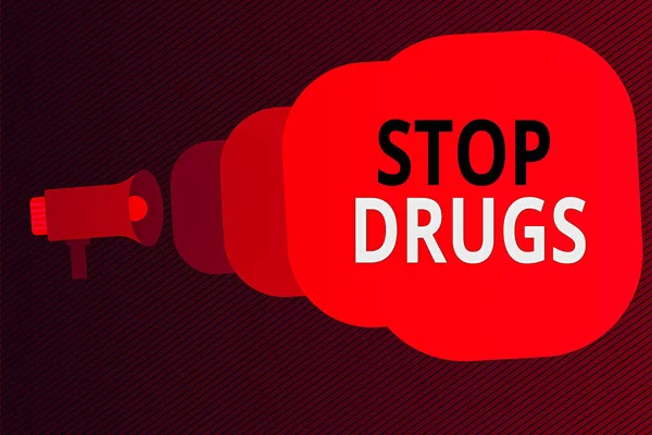 Texto escrito por palavra Stop Drugs. Conceito de negócio para acabar com a dependência de substâncias como heroína ou cocaína Megafone fazendo anúncio público Bolha de discurso fica maior e mais perto . — Fotografia de Stock