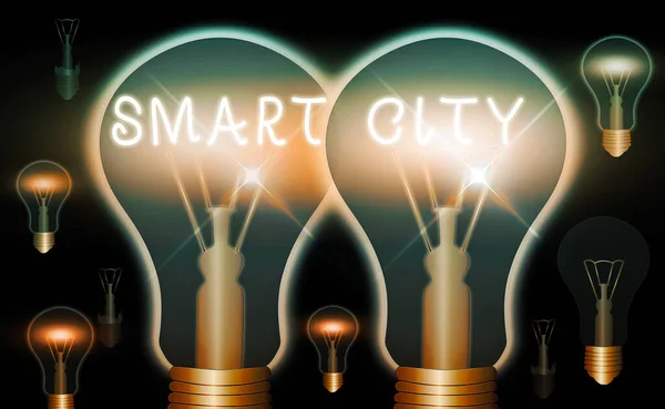 Почерк Smart City. Концепция означает городскую область, которая использует коммуникационные технологии для сбора данных Реалистичные цветные лампы накаливания, идея знакового решения концепции мышления . — стоковое фото