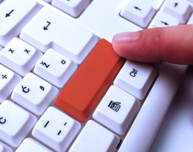 Not ve Klavyeli İş Konsepti. Boş Kopya Boşluğu Beyaz Kopyalama Cpace 'inin üzerinde Renkli Pc Mock Klavyesini Yapıştır. Metin İletisi için Boş Model Boşluğu.