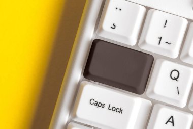 Boş kopya alanı arkaplan kopyalama alanının üzerinde düzenlenmiş olan yeniden renklendirilmiş PC model klavye. Not ve klavyeli iş konsepti. Tanıtım içeriği için boş model alanı