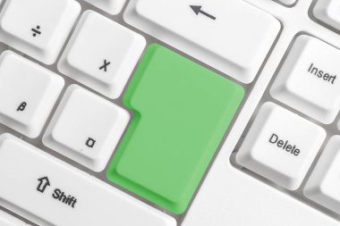 Not ve Klavyeli İş Konsepti. Boş Kopya Boşluğu Beyaz Kopyalama Cpace 'inin üzerinde Renkli Pc Mock Klavyesini Yapıştır. Metin İletisi için Boş Model Boşluğu.