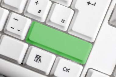Not ve Klavyeli İş Konsepti. Boş Kopya Boşluğu Beyaz Kopyalama Cpace 'inin üzerinde Renkli Pc Mock Klavyesini Yapıştır. Metin İletisi için Boş Model Boşluğu.