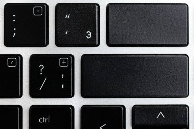 Not ve klavyeli iş konsepti. Arkaplan kopyalama alanının üzerinde boş kopya alanı olan renkli pc model klavye. Metin iletisi için boş model alanı.