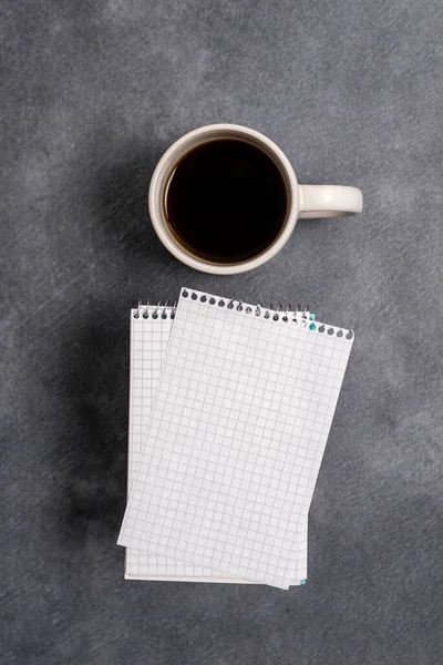 Aufklebernotizen in verschiedenen Farben. Papier-Notizbuch-Zubehör und Schulbedarf mit modernen Geräten auf unterschiedlichem Hintergrund arrangiert — Stockfoto