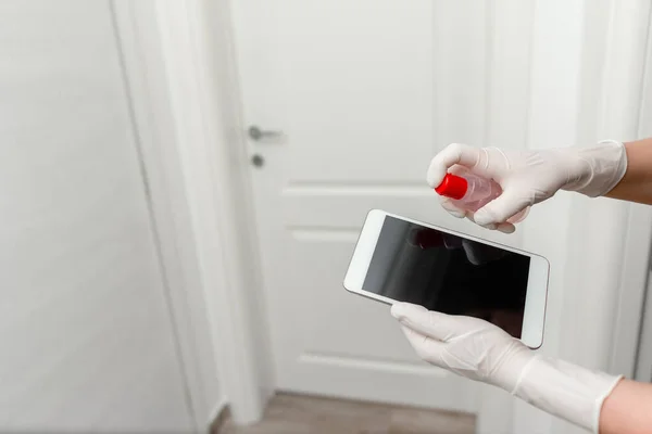 Controle de Infecção com Antisséptico, Desinfetando Agentes Aplicados a Dispositivos Eletrônicos Gadgets Sufaces Rodeando. Conceito de Consciência em Saúde — Fotografia de Stock