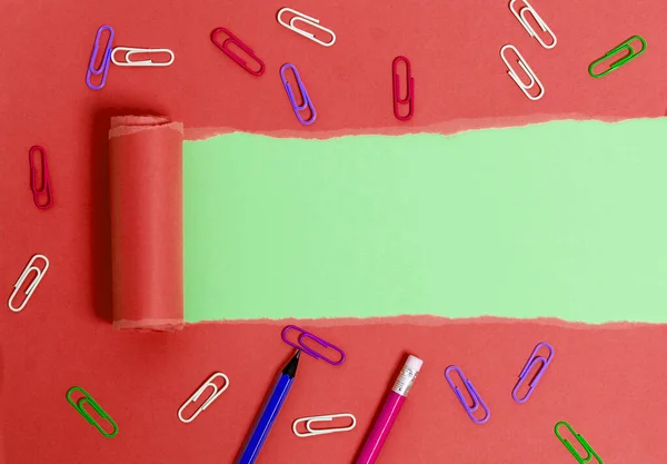 Gewalst gescheurd karton met wekkerklok en pennen geplaatst Ontworpen boven houten tafel. Dikke gescheurd papier op een gestructureerde houten achtergrond. Artistieke manier van het regelen van Flat Lays Fotografie — Stockfoto