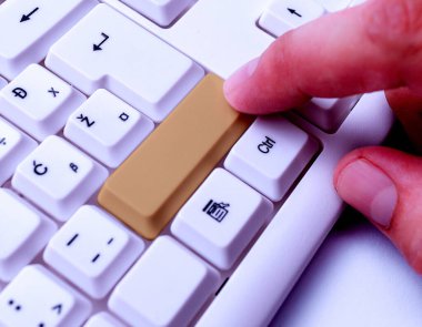 Not ve Klavyeli İş Konsepti. Boş Kopya Boşluğu Beyaz Kopyalama Cpace 'inin üzerinde Renkli Pc Mock Klavyesini Yapıştır. Metin İletisi için Boş Model Boşluğu.