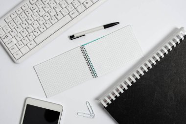 Farklı Renk Etiketi Notları. Kağıt Defteri Aksesuarları ve Okul Malzemeleri Ahşap desenli masa üzerine yerleştirilmiş cep telefonu