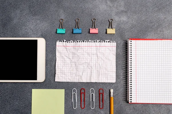 Notas de etiqueta engomada de diferentes colores. Accesorios de cuaderno de papel y suministros escolares con aparatos modernos organizados en diferentes antecedentes —  Fotos de Stock