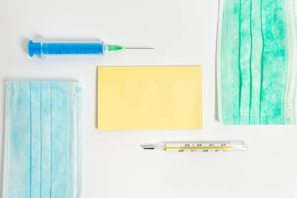 Equipo médico preventivo con bloc de notas para la comprobación profesional de la condición de salud. Protección de la salud y concepto de inmunización efectiva —  Fotos de Stock