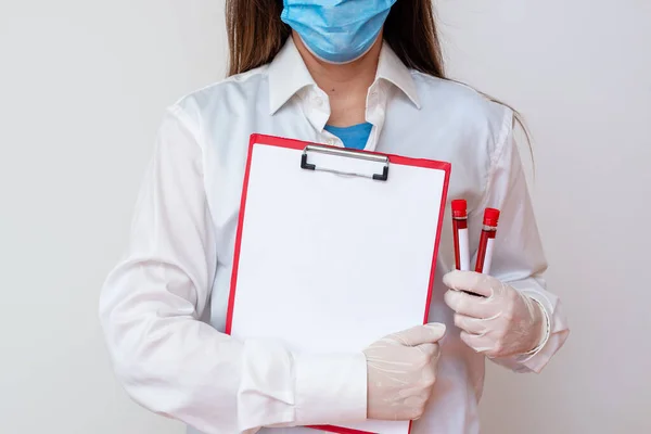 Persona que usa guantes médicos del vestido para realizar el experimento del laboratorio. Detener el tubo de prueba de sangre para el análisis de la condición de salud — Foto de Stock