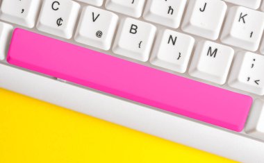 Not ve Klavyeli İş Konsepti. Boş Kopya Boşluğu Beyaz Kopyalama Cpace 'inin üzerinde Renkli Pc Mock Klavyesini Yapıştır. Metin İletisi için Boş Model Boşluğu.