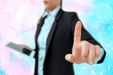 Bulanık Kalemle İşle İlgili Özellikleri Belirten Kişi. Önemli Ayrıntıları Seçme ve Dijital Uygulama Üzerine Dokunma Ekranı Tartışması.