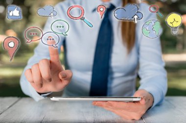 Bilgi Bilgisayarlaştırma Resimlerini Bilgisel Elementlerle Beleş Skeç Gösteriyor. Dijital Teknoloji, Sosyal Medya Ağı, İletişim, İş, Finansal Simgeler Konsepti