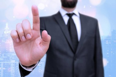 Bulanık Kalemle İşle İlgili Özellikleri Belirten Kişi. Önemli Ayrıntıları Seçme ve Dijital Uygulama Üzerine Dokunma Ekranı Tartışması.