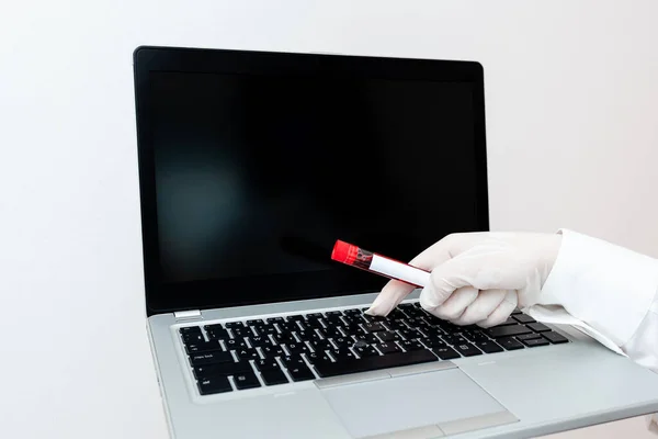 Analizar el tubo de prueba de laboratorio de la muestra de sangre humana extraída con los dispositivos modernos Gadgets Laptop para la herramienta de diagnóstico del riesgo de la salud — Foto de Stock