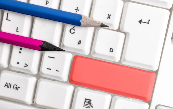 Re-colored PC mock-up keyboard with empty copy space arranged above background copy-space.Business concept with notes and pc keyboard. Blank mockup space for promotional content — Stock Photo, Image