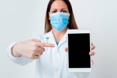 Tıbbi Gecelik Giyen, Ameliyat Eldiveni Giyen, Farklı Açı Atışları Boş Yapıştırma Kağıt Aksesuarlarıyla Çekilen Modern Akıllı Telefon