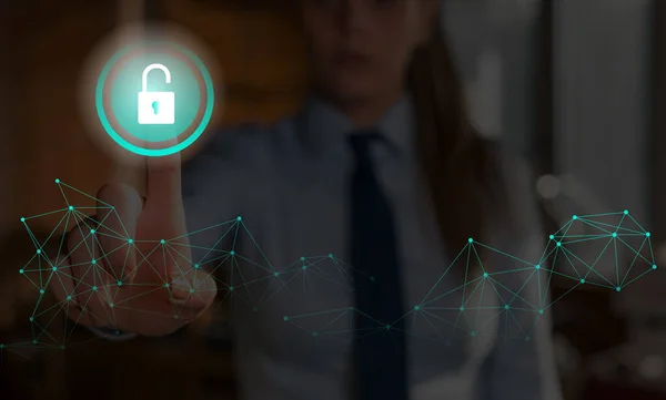 Gráficos de la última tecnología digital de protección de datos candado de seguridad en la pantalla virtual. Empresario con cerradura para asegurar . — Foto de Stock