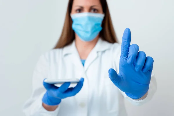 Πρόσωπο που φοράει ιατρική φορεσιά γάντια χειρουργική μάσκα διαφορετικές γωνίες σφηνάκια που λαμβάνονται με άδειο αυτοκόλλητο χαρτί αξεσουάρ σύγχρονη Smartphone — Φωτογραφία Αρχείου