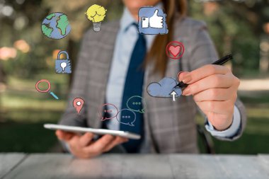 Bilgi Bilgisayarlaştırma Resimlerini Bilgisel Elementlerle Beleş Skeç Gösteriyor. Dijital Teknoloji, Sosyal Medya Ağı, İletişim, İş, Finansal Simgeler Konsepti