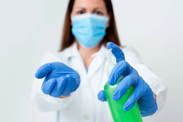 Personne portant des gants de robe médicale pour effectuer des expériences en laboratoire. Tenant le tube à essai de sang pour l'analyse d'état de santé — Photo