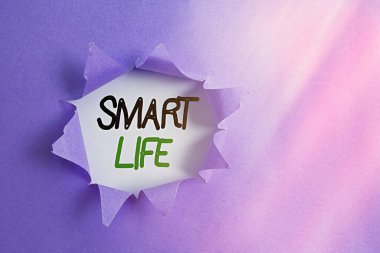 Smart Life 'ı gösteren bir not yazıyorum. İş dünyası fotoğraf sergisi teknolojisi. Yaşamı eğlenceli ve rahat hale getirmek için. Klasik ahşap bir masanın üstünde parçalanmış karton kaplama..