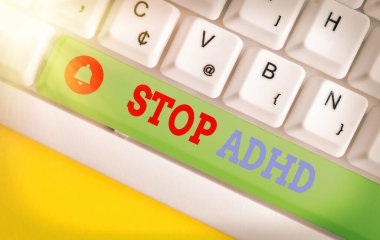 Stop Adhd 'i gösteren kavramsal el yazısı. İş fotoğrafı gösterimi bir çocuğun beynini ve davranışlarını etkileyen bir rahatsızlığı tedavi eder. Fotokopi alanında düzenlenmiş aksesuarlarla klavye anahtarı rengidir..