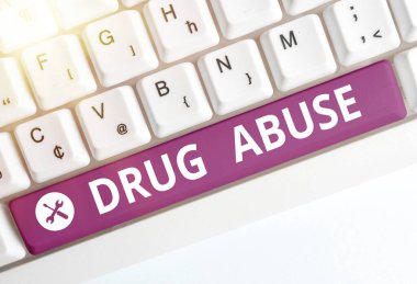 Uyuşturucu bağımlılığını gösteren bir not yazıyorum. Reçeteli veya yasadışı uyuşturucu kullanımının alışılagelmiş kullanımını gösteren iş fotoğrafı boş kopya alanına yerleştirilmiş aksesuarlarla renklendirilmiş klavye anahtarı.