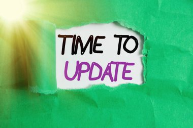 Kelime yazma zamanı güncelleme zamanı. Geliştirme veya uyumluluk için Sistem yazılım güncellemesi için iş konsepti. Yırtılmış karton rulo, klasik masa arkaplanının üzerine yerleştirilmiş..