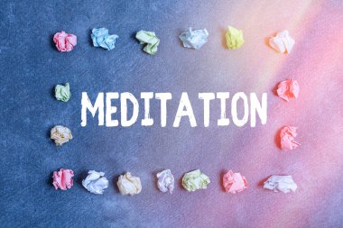 El yazısı metni Meditasyonu. Kavram anlamı zihinsel ve duygusal olarak sakin ve istikrarlı bir durum kağıt aksesuarları elde etmek dijital akıllı telefon ile farklı arka planda düzenlenmiş.