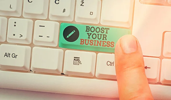 Signo de texto que muestra Boost Your Business. Foto conceptual Adecuado para la página de aterrizaje web, diseño de página web para aumentar el beneficio Teclado de PC blanco con papel de nota vacío sobre el espacio de copia de tecla blanca . — Foto de Stock