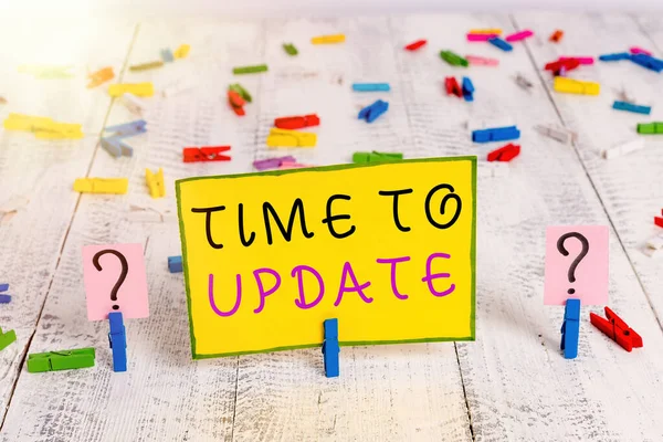 Textzeichen mit Time To Update. Softwareupdate für konzeptionelle Foto-System-Software zur Verbesserung oder Kompatibilität Gekritzeltes und bröckelndes Blatt mit Büroklammern auf dem Holztisch. — Stockfoto