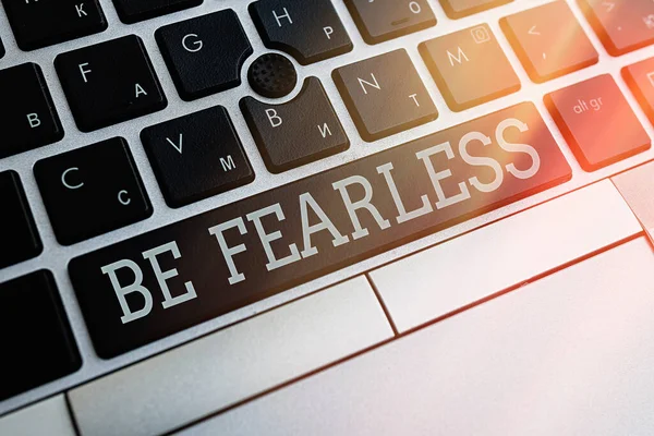 Escribiendo una nota que muestra Be Fearless. Foto de negocios mostrando acto de esforzarse por llevar una vida extraordinaria y hacer una diferencia tecla de teclado PC con papel de nota vacío por encima del espacio de copia de fondo . — Foto de Stock