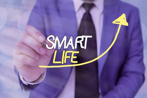 Signo de texto que muestra Smart Life. Fototecnología conceptual que trabaja para hacer que la vida agradable y cómoda curva de punta de flecha digital se eleve hacia arriba denotando el concepto de desarrollo del crecimiento . — Foto de Stock