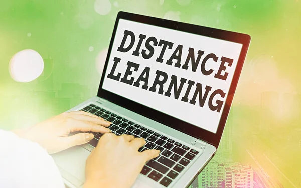 Texte d'écriture Word Distance Learning. Concept d'affaires pour les conférences éducatives diffusées sur Internet à distance gadgets modernes avec écran blanc sous fond bokeh coloré. — Photo