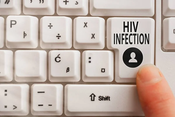 Λέξεις που γράφουν κείμενο Hiv Μόλυνση. Επιχειρηματική ιδέα για μια ασθένεια του ανοσοποιητικού συστήματος λόγω της μόλυνσης του πλήκτρου πληκτρολογίου HIV Pc με το δάχτυλο πάνω από το χώρο αντιγραφής φόντου. — Φωτογραφία Αρχείου