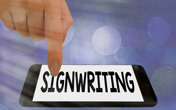 写上签名的字条商务照片，展示任何类型的清晰字母，用于符号现代小玩艺儿彩色背景下的白色屏幕. — 图库照片