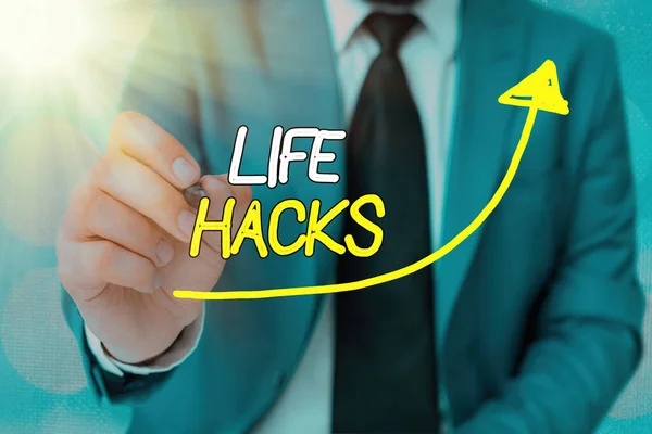 Life Hacks 를 보여 주는 문자 표지판. 성장 개념을 나타내는 증가하는 디지털 화살촉 곡선을 효율적으로 관리하기 위해 채택 된 개념 사진 전략 또는 기술. — 스톡 사진