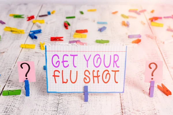 Konceptuell handstil som visar Get Your Flu Shot. Företagsfoto visa vaccinering ges årligen för att skydda mot influensa mullrande blad med gem placeras på träbordet. — Stockfoto