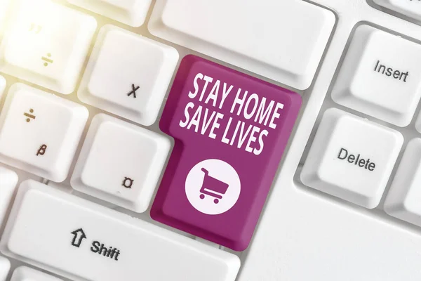 Znak tekstowy pokazujący Stay Home Save Lives. Koncepcyjne zdjęcie zmniejsza liczbę zakażonych pacjentów nie wychodząc z domu Różne kolorowe klawisze klawiatury z akcesoriami rozmieszczone na pustej przestrzeni kopii. — Zdjęcie stockowe