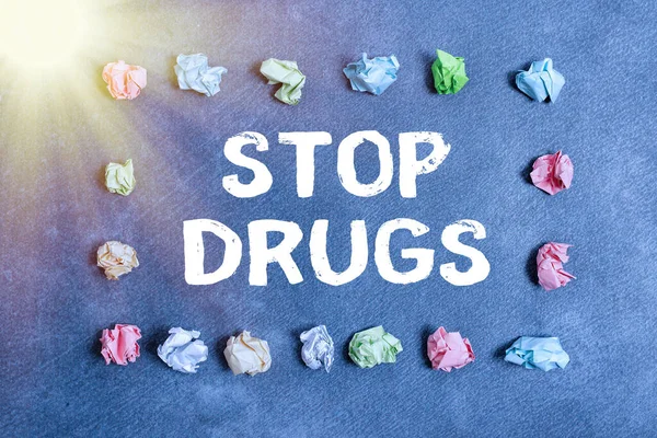 Escritura a mano de texto Stop Drugs. Concepto que significa poner fin a la dependencia de sustancias como la heroína o la cocaína Accesorios de papel con smartphone digital dispuestos sobre un fondo diferente . — Foto de Stock