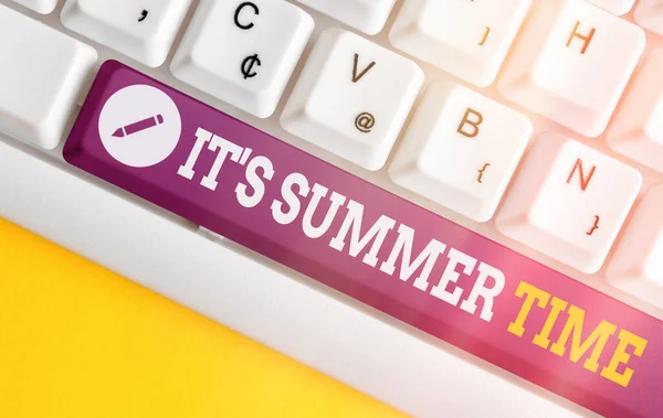 S夏時間を示すテキスト記号。天気の良い日を楽しむ楽しさと興奮のための概念的な写真シーズン空のコピースペースに配置されたアクセサリーと異なる色のキーボードキー. — ストック写真