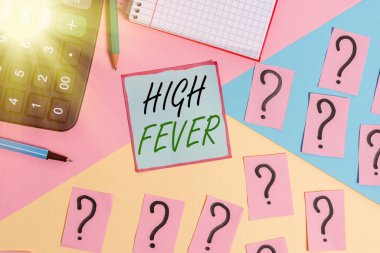 Yüksek ateşi gösteren kavramsal el yazısı. İş fotoğraflarında, vücut sıcaklığının normalden daha yüksek olduğu tıbbi durum gösteriliyor. Matematiksel şeyler ve pastel arka planda yazı ekipmanları..