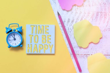 Mutlu Olma Zamanı 'nı gösteren bir mesaj. Kavramsal fotoğraf anlamlı iş işçiler bir amaç için mutluluk işyeri not araba yapışkan notlar kalem kağıdı alarm saati ahşap zemin.