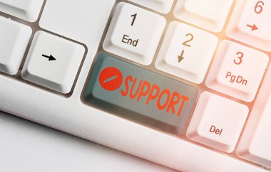 Metin işareti Desteği gösteriyor. Kavramsal fotoğraf tutmak, sürdürmek, desteklemek, tüm ortalama tutmak ve beyaz anahtar kopya alanı üzerinde boş not kağıdı ile beyaz pc klavye korumak.